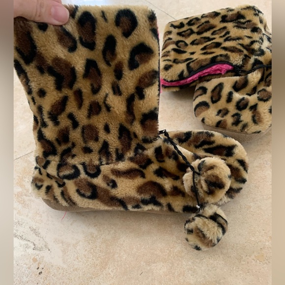 Fuzzy Cheetah Slippers - Picture 1 of 3